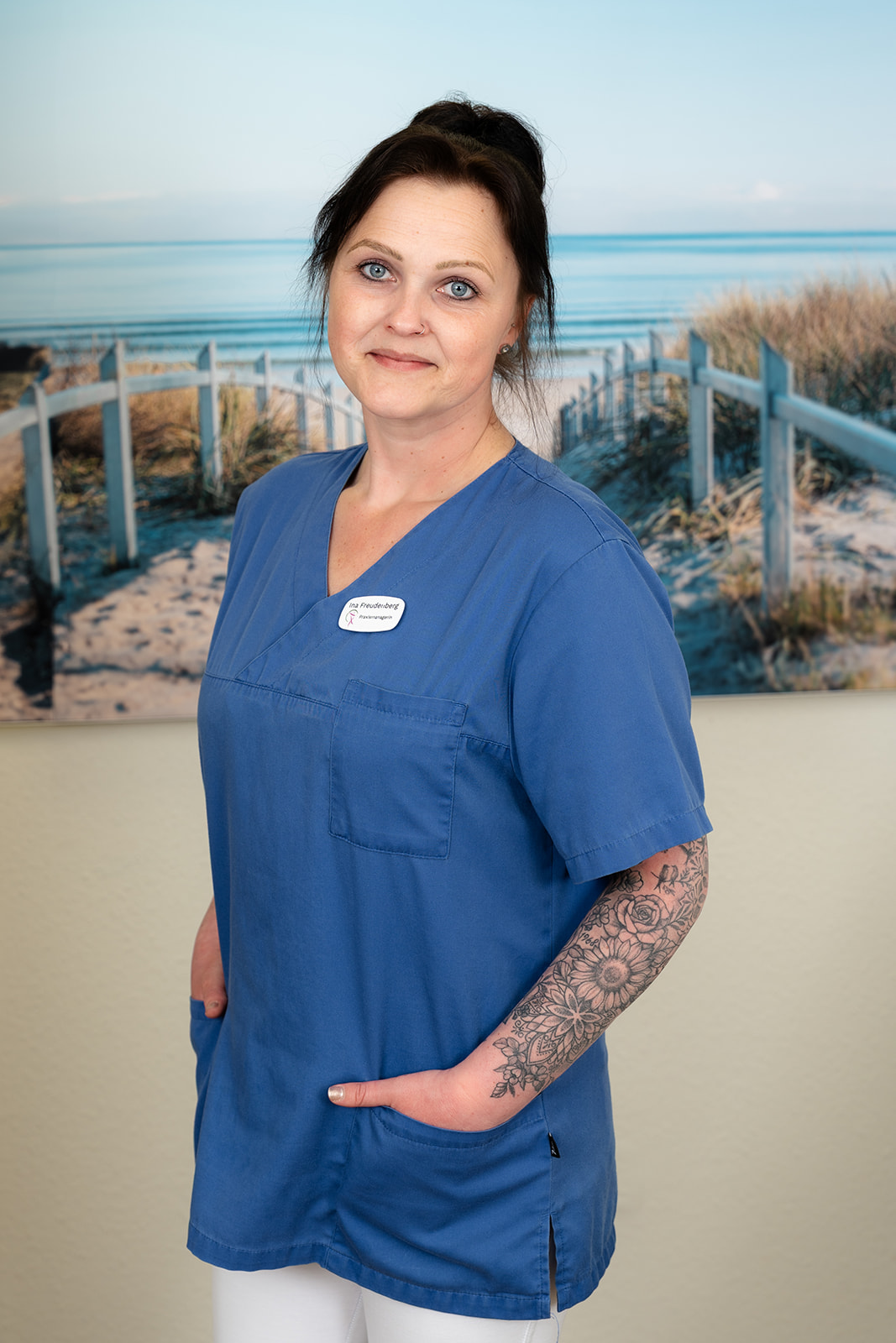 Auf dem Foto sieht man die lächelende Medizinische Angestellte Ina Freudenberg.