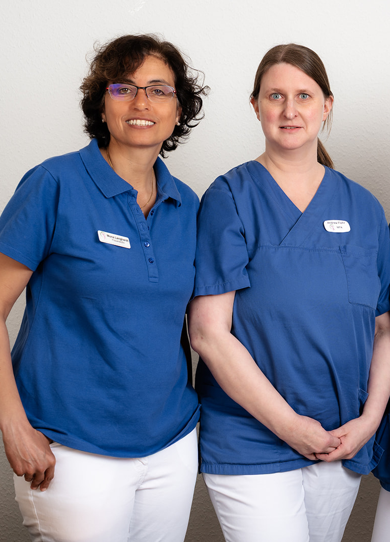 Fotografie von Frau Mona Langhardt sowie der Medizinischen Fachangestellten Frau Andrea Flohr.
