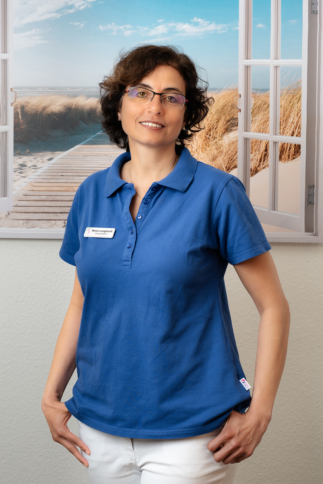 Das Bild zeigt Frau Mona Langhardt die freundlich in die Kamera lächelt.