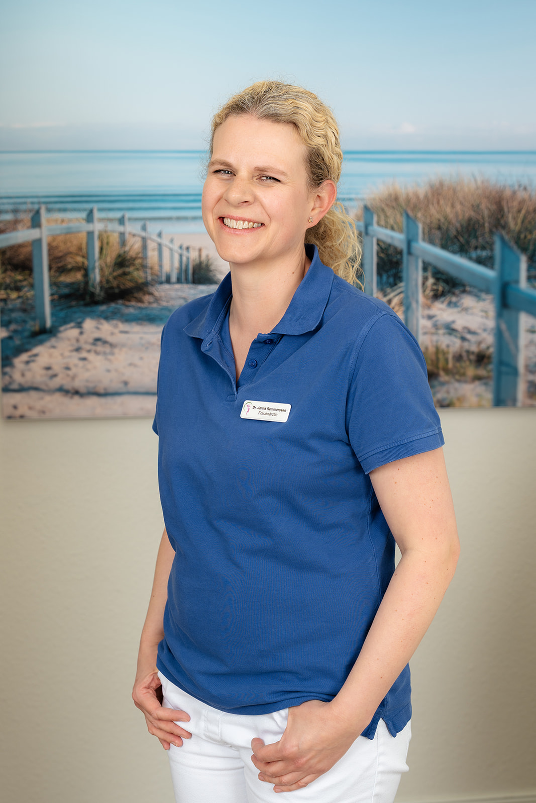 Fotografie von Frau Dr. Remmerssen, die freundlich in die Kamera lächelt.