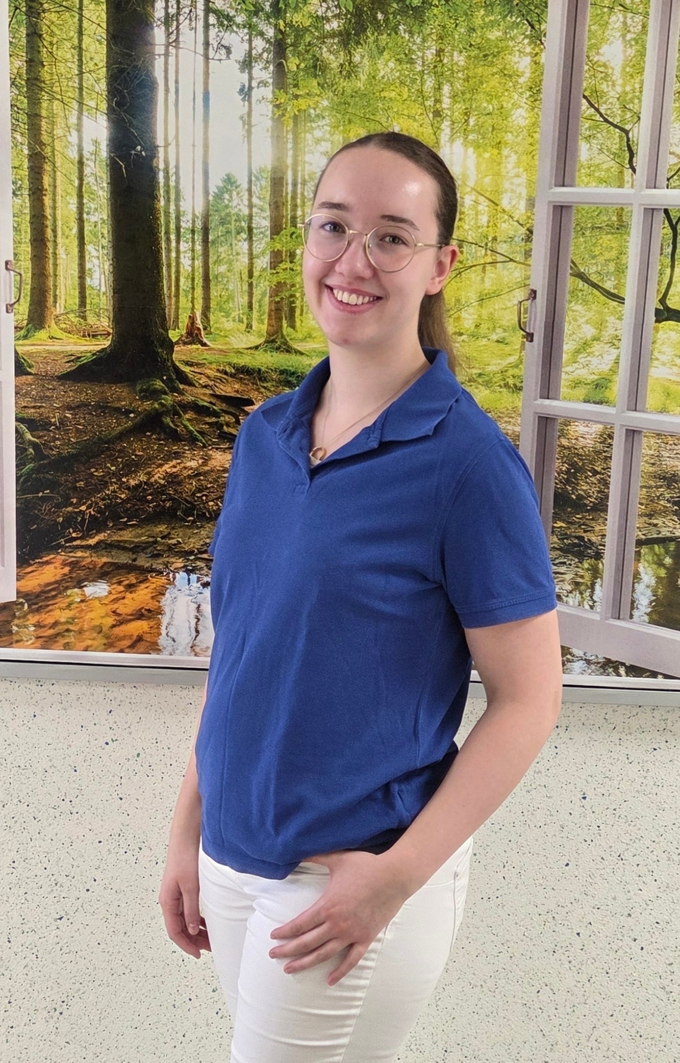 Das Foto zeigt die lächelnde Medizinische Fachangestellte Frau Vanessa Kahn.